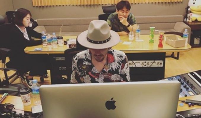 Berasal Dari Sweden Tapi Mampu Cipta Lagu Korea Yang Hebat. Kenali Pencipta Lagu Red Velvet 'Zimzalabim' Ini 2 bw362