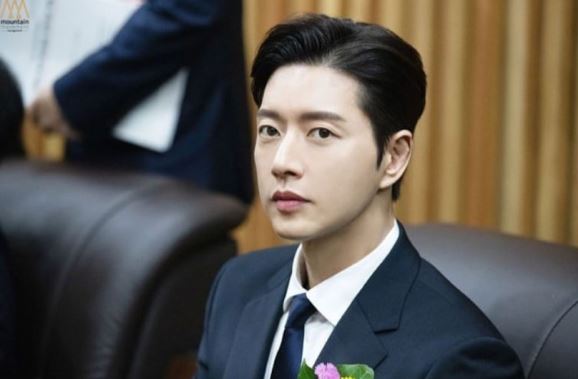 Empat Artis Lelaki Korea Yang Sangat 'Gentleman', Berjaya Menangi Hati Peminat Kerana Tindakan 'Sweet' Ini 4 bw410