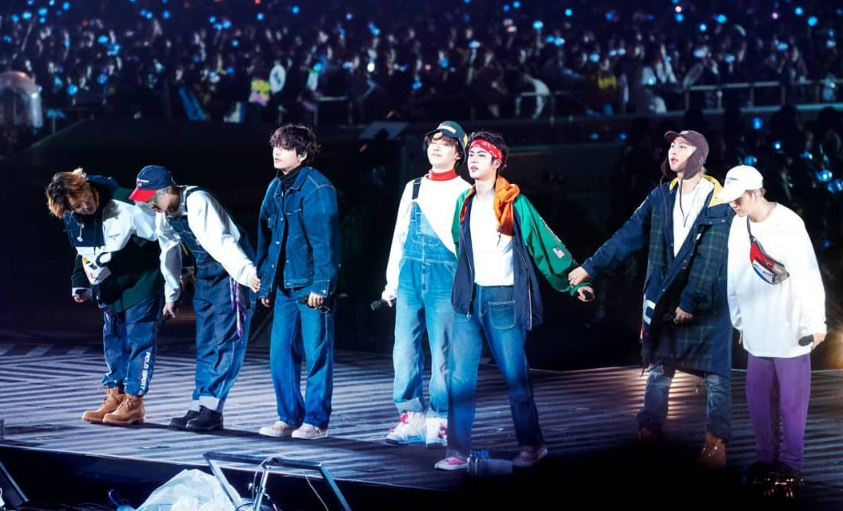 Pakai Baju Batik Bapak Bapak Di Konsert, Anggota BTS Curi Perhatian Netizen 1 57