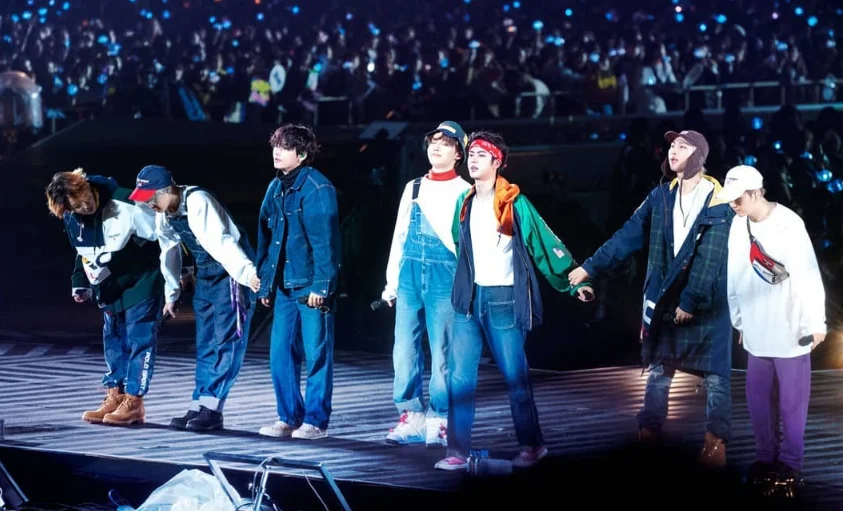 Pakai Baju Batik Bapak Bapak Di Konsert, Anggota BTS Curi Perhatian Netizen 1 57