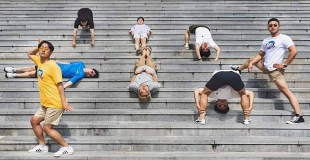 Asyik Pose Tunjuk Peace je, Ini Sekumpulan Anak Muda Di Korea Berikan Idea Best Untuk Posing Dengan Kawan2 2 41
