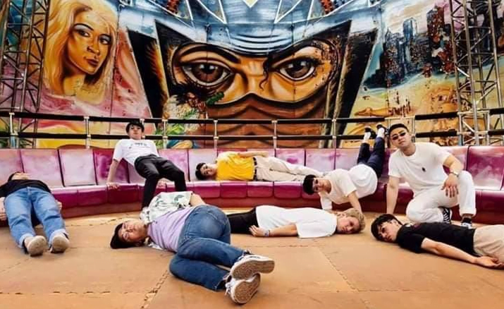Asyik Pose Tunjuk Peace je, Ini Sekumpulan Anak Muda Di Korea Berikan Idea Best Untuk Posing Dengan Kawan2 3 42