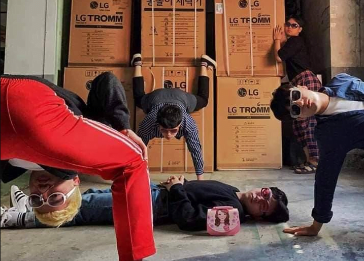 Asyik Pose Tunjuk Peace je, Ini Sekumpulan Anak Muda Di Korea Berikan Idea Best Untuk Posing Dengan Kawan2 4 43