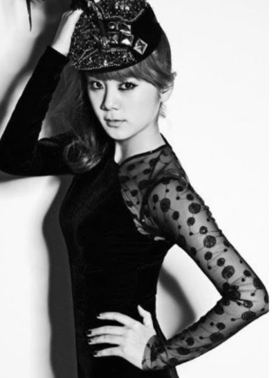 Gambar Artis K-Pop Terlebih Photoshop, Sampai Pusat Nichkhun Pun Hilang 3 45 1