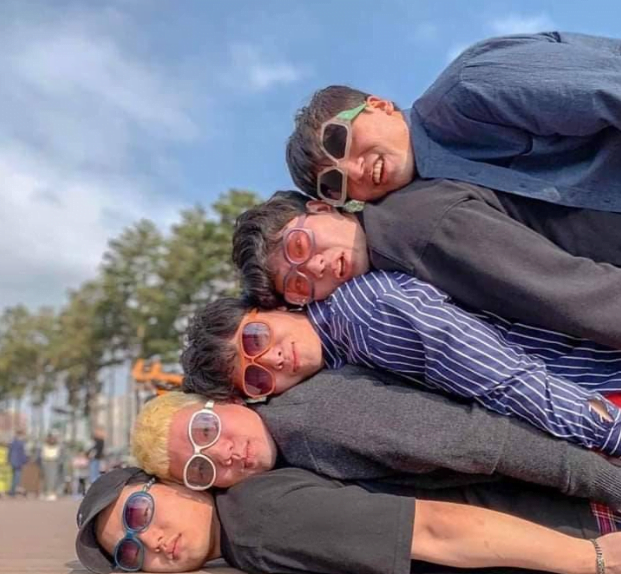 Asyik Pose Tunjuk Peace je, Ini Sekumpulan Anak Muda Di Korea Berikan Idea Best Untuk Posing Dengan Kawan2 8 49