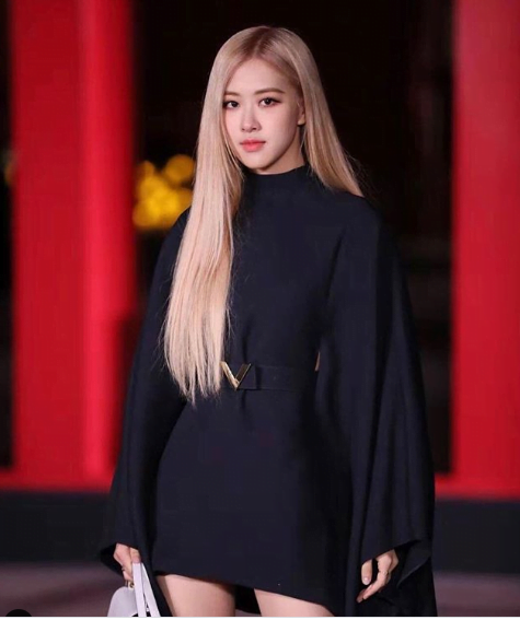 Sebaliknya, Pengawal Peribadi Rose Blackpink Yang Menjadi Tumpuan. Lihat Apa Yang Terjadi! 1 2 1