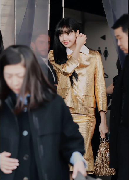 Lisa Blackpink Hangat Sebagai Duta Terbaru Prada Buat Pertunjukan Fesyen Viral. 2 157