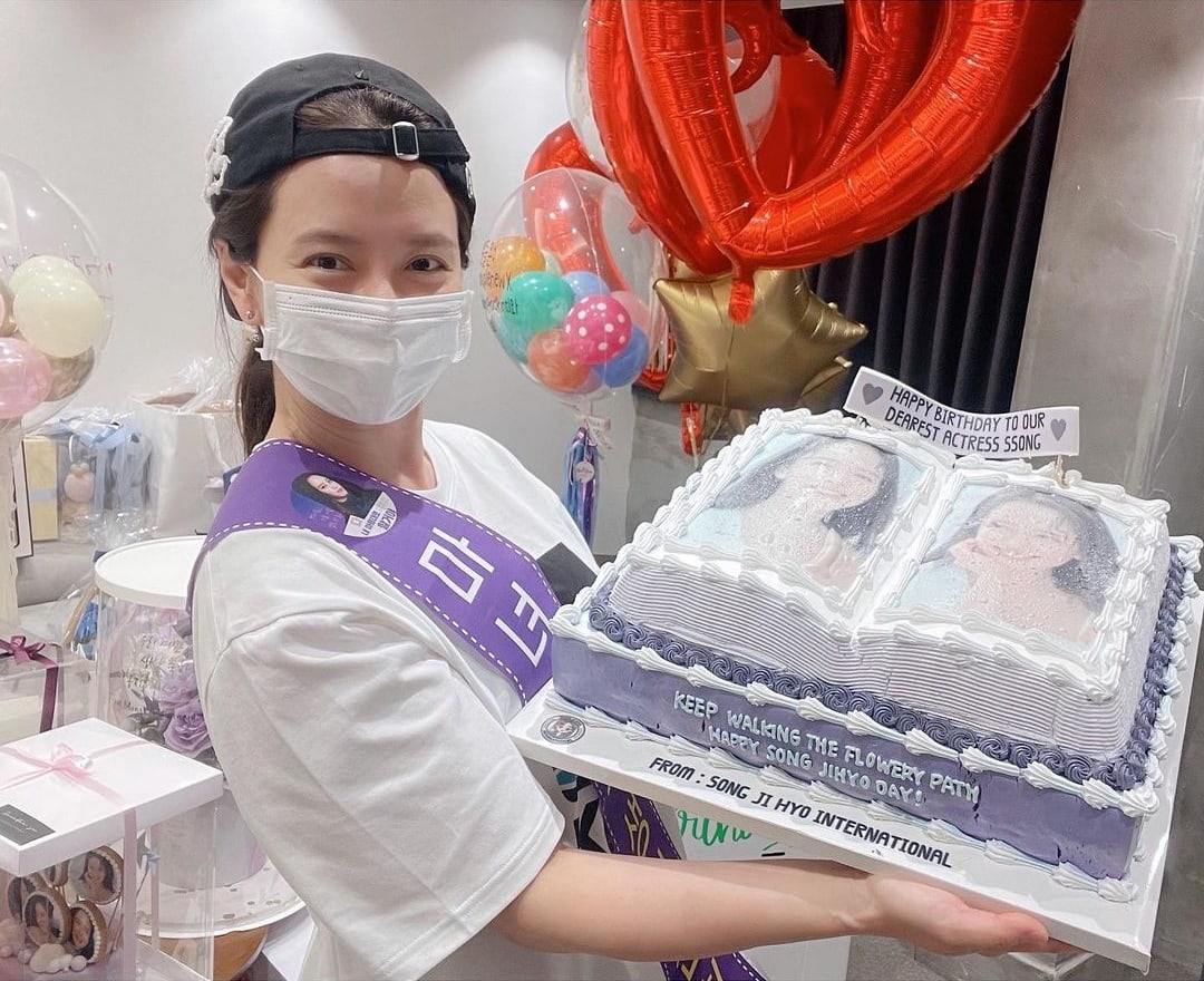 Song Ji Hyo Kongsi Gambar Kek-Kek Unik Yang Dikirim Peminatnya 4 Song Ji Hyo 21
