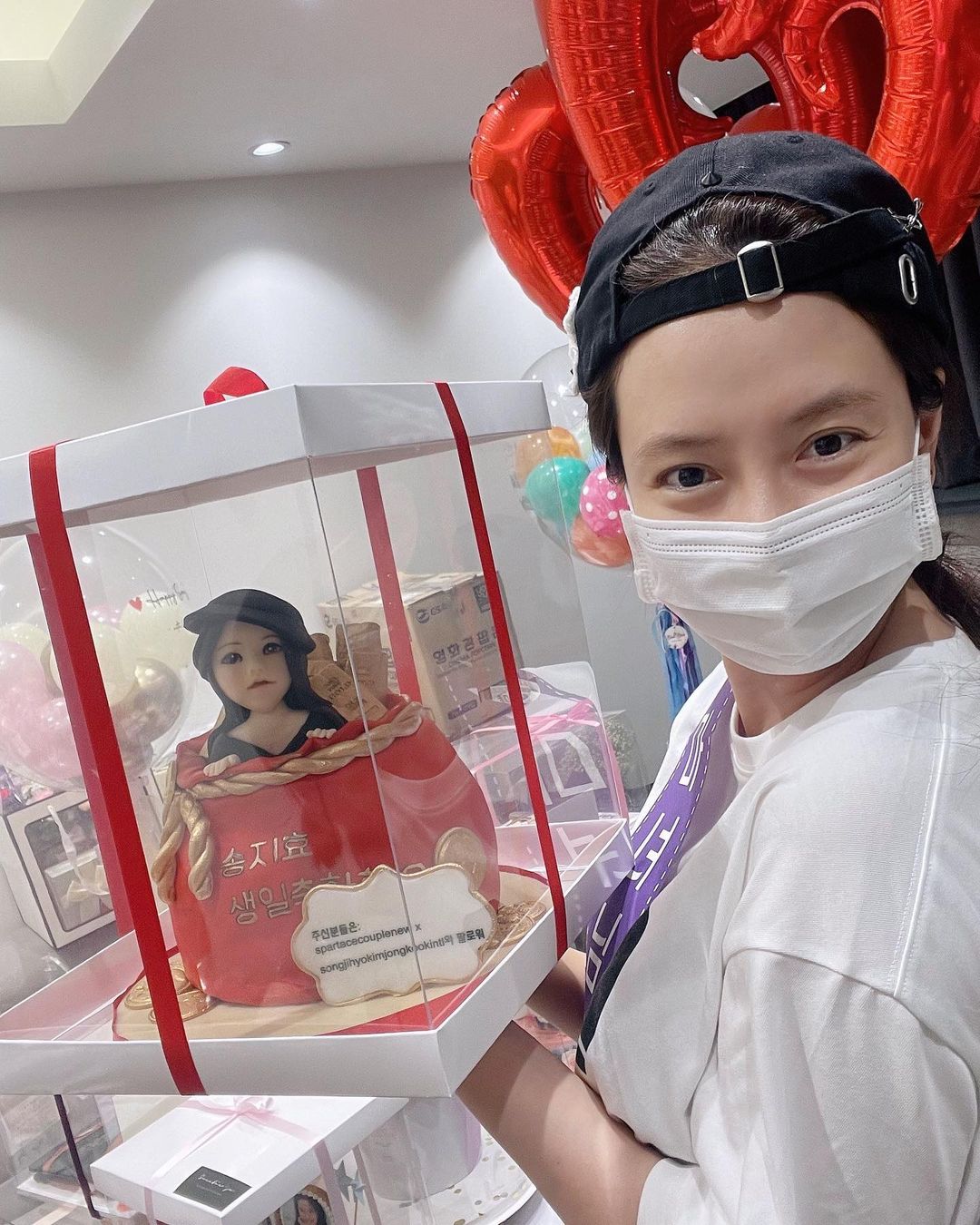 Song Ji Hyo Kongsi Gambar Kek-Kek Unik Yang Dikirim Peminatnya 14 Song Ji Hyo 4