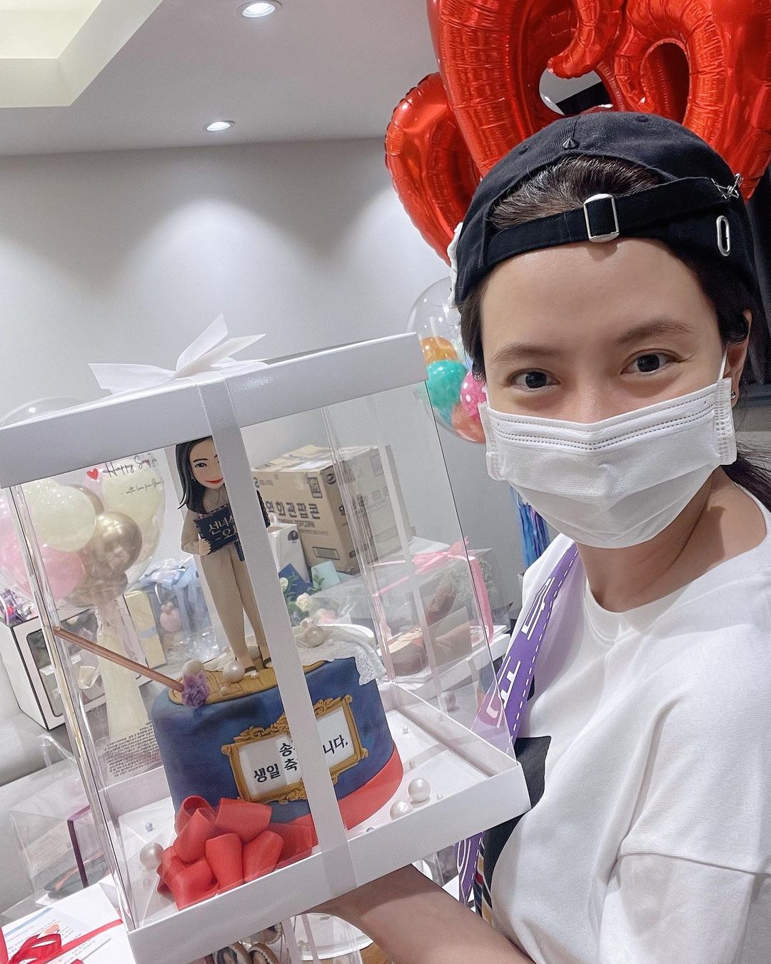 Song Ji Hyo Kongsi Gambar Kek-Kek Unik Yang Dikirim Peminatnya 13 Song Ji Hyo 5