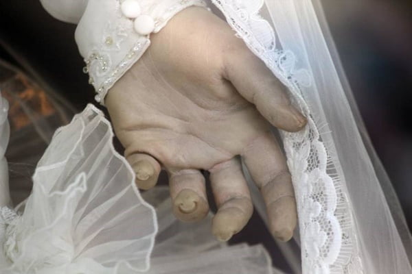 Misteri La Pascualita, Siapa Sebenarnya Mannequin Cantik Bergaun Pengantin Ini? 4 pascualita hands