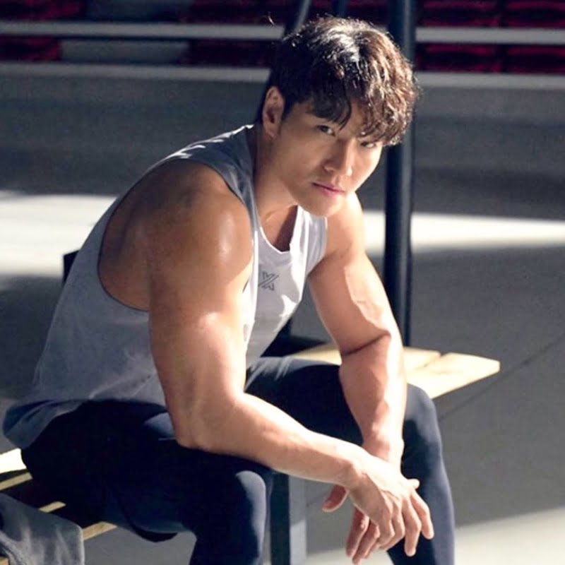 Ahli Bina Badan Ini Dakwa Tubuh Sasa Kim Jong Kook Nampak Lain Macam, Bukan Natural 4 529d01716c18d296a2b534107831e529