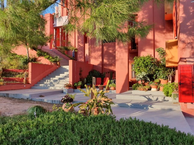 Tangga Labirin Apartmen Di Sepanyol Ini Sebiji Macam Dalam ‘Squid Game’ 3 La Muralla Roja 1 7c59