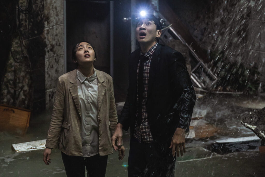 Review Filem Korea: "Sinkhole" (2021) Yang Bertemakan Bencana Dan Komedi 4 12 1024x683 1