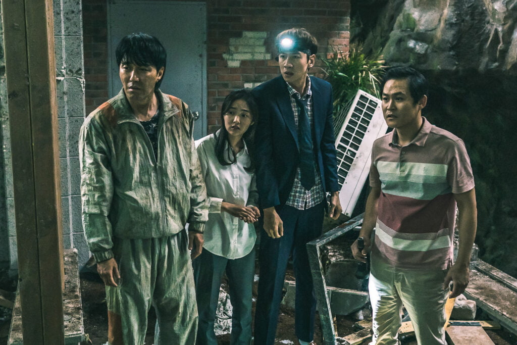 Review Filem Korea: "Sinkhole" (2021) Yang Bertemakan Bencana Dan Komedi 1 5 1024x683 1