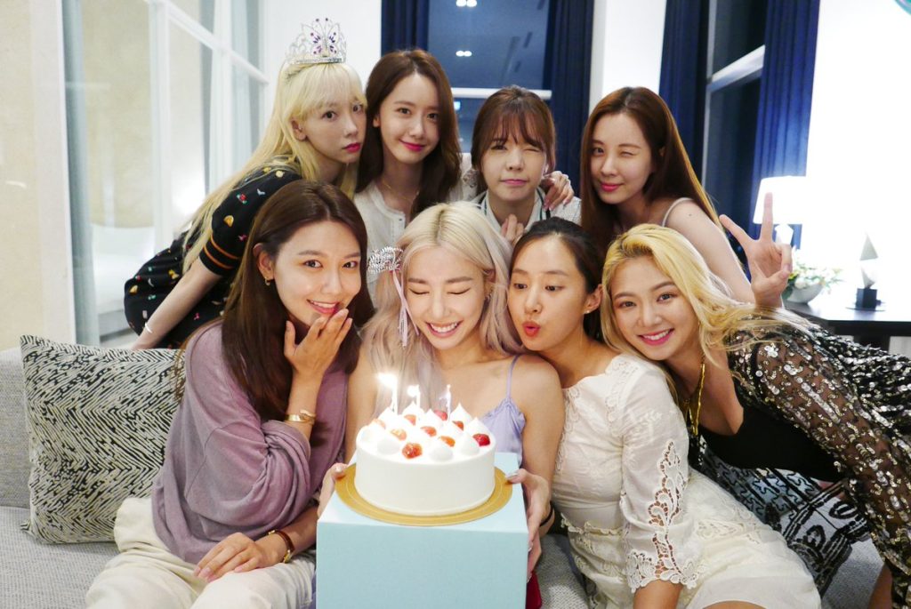 Tiffany Young Menyanyi Lagu "Into The New World" Dalam Teksi Karaoke, Ini Reaksi Pemandu Teksi Yang Melucukan 1 EA61uqfVUAAOFHi
