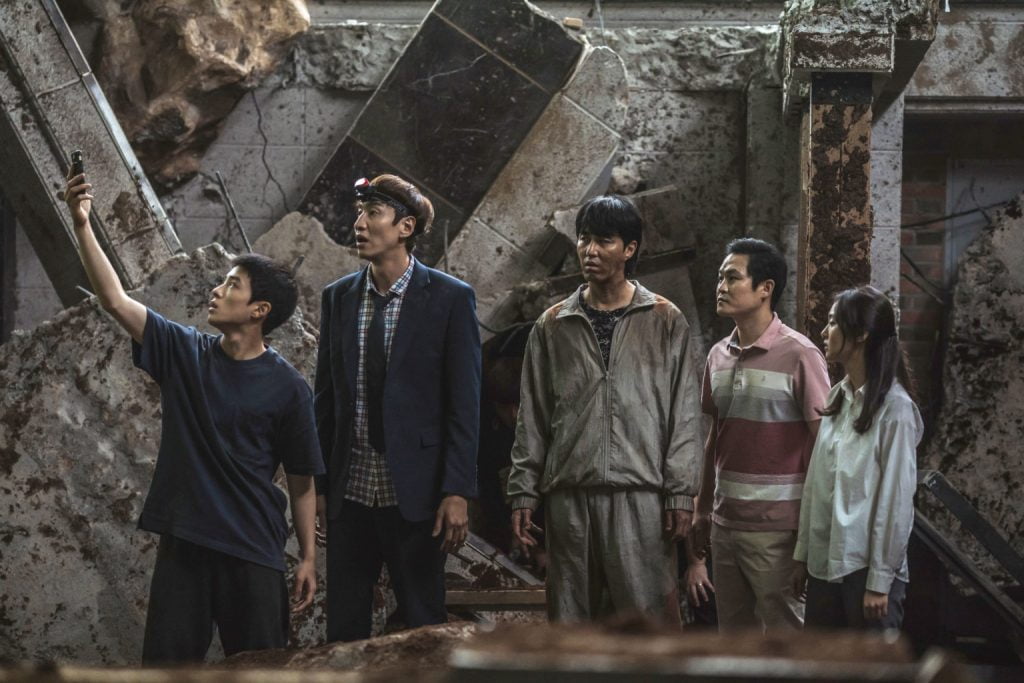 Review Filem Korea: "Sinkhole" (2021) Yang Bertemakan Bencana Dan Komedi 5 sinkhole 1536x1024 1