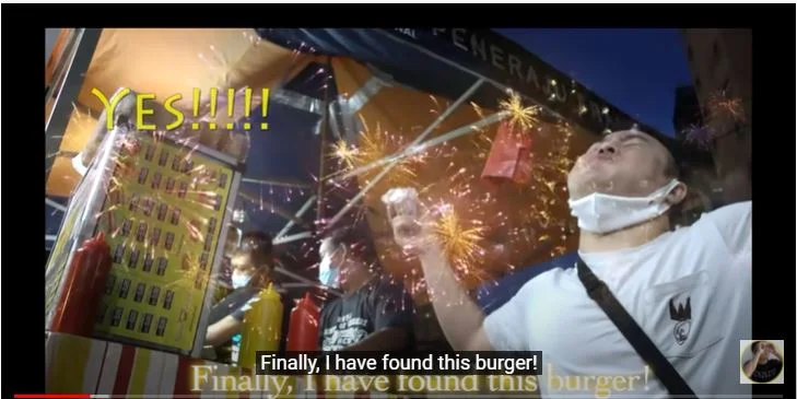 "Jatuh Cinta..."- Ini Reaksi Lelaki Korea Bila Makan Burger Ramly 1 1 4