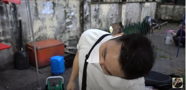 "Jatuh Cinta..."- Ini Reaksi Lelaki Korea Bila Makan Burger Ramly 2 3 1