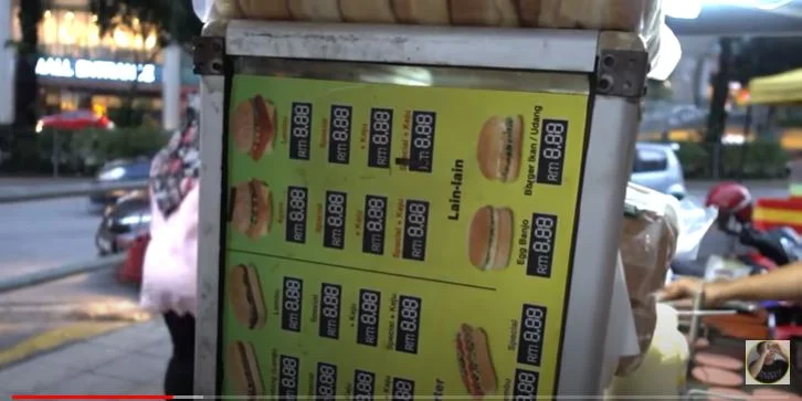 "Jatuh Cinta..."- Ini Reaksi Lelaki Korea Bila Makan Burger Ramly 3 4 2