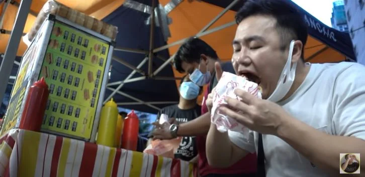 "Jatuh Cinta..."- Ini Reaksi Lelaki Korea Bila Makan Burger Ramly 5 5 2