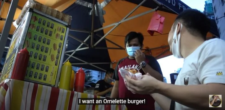 "Jatuh Cinta..."- Ini Reaksi Lelaki Korea Bila Makan Burger Ramly 7 6