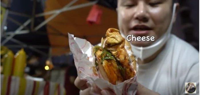 "Jatuh Cinta..."- Ini Reaksi Lelaki Korea Bila Makan Burger Ramly 8 9