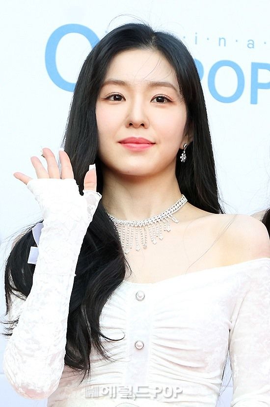 Wartawan Di Red Carpet Mendapat Kecaman Hebat Kerana Memaksa Red Velvet Membuka Mask Muka 4 93854a6579