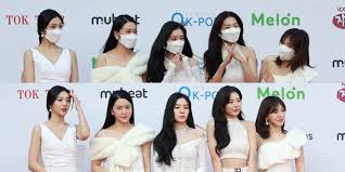 Wartawan Di Red Carpet Mendapat Kecaman Hebat Kerana Memaksa Red Velvet Membuka Mask Muka 2 images