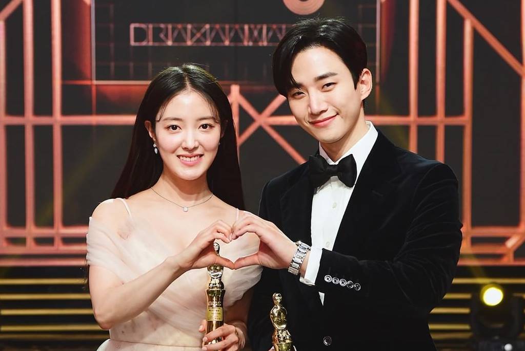 "Ada Kemungkinan Ke Awak Terima Perempuan Yang Lahir Tahun 2004?", Reaksi Junho Buat Peminat Terhibur 2 lee junho and lee se young reunite in the filming set of radio star