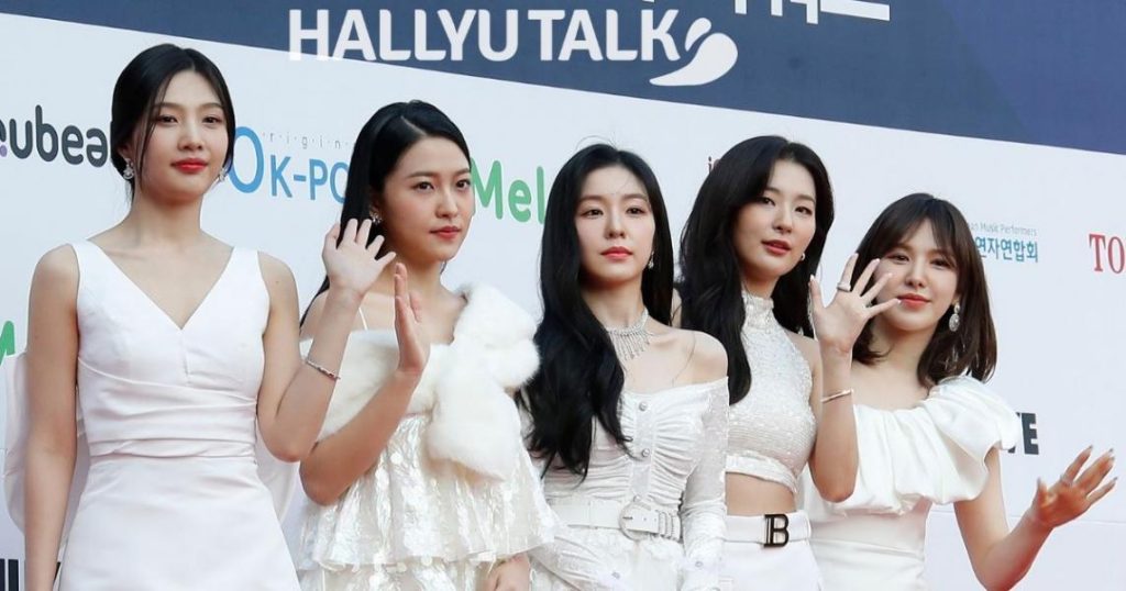 Wartawan Di Red Carpet Mendapat Kecaman Hebat Kerana Memaksa Red Velvet Membuka Mask Muka 3 red velvet gaon news1 pg1
