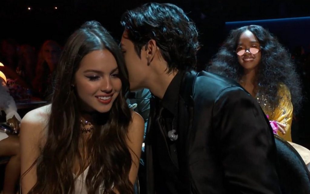 Kecoh Sedunia, Ini Rupanya Perkara Yang Dibisik V Ke Telinga Olivia Rodrigo Di Grammy 3 00421510 1