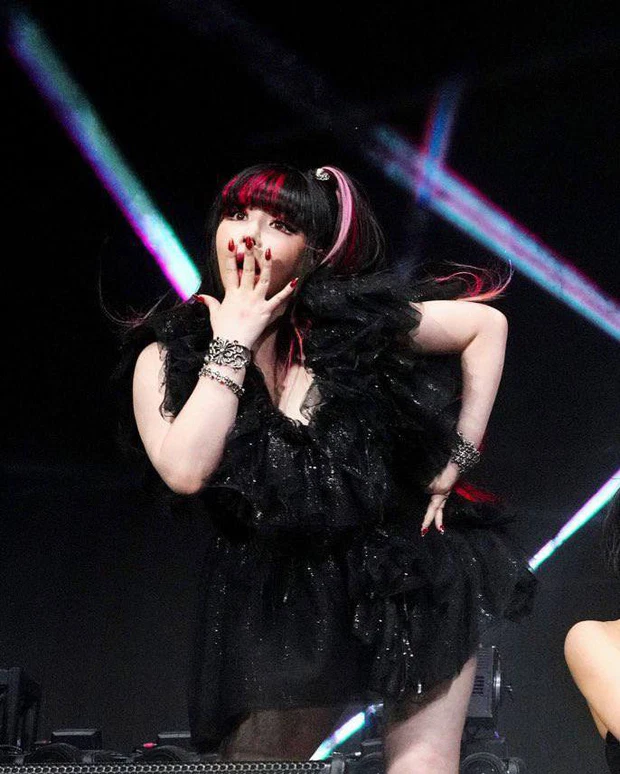 2NE1 Park Bom Kelihatan Sangat Gementar Di Pentas Coachella, CL Segera Melakukan Ini Untuknya 2 2ne1 park bom cl 18042022 1