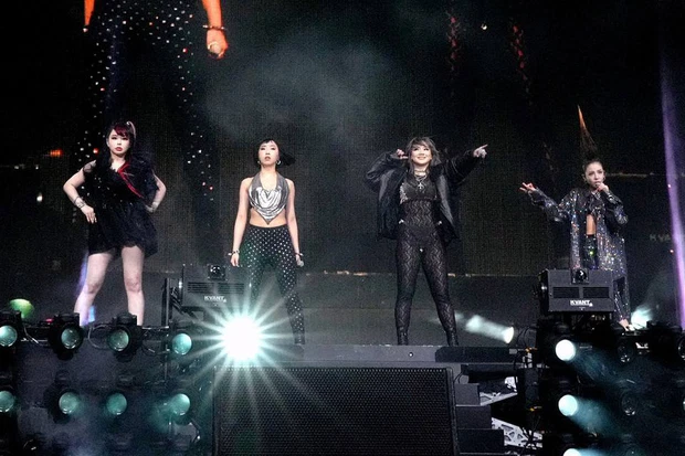2NE1 Park Bom Kelihatan Sangat Gementar Di Pentas Coachella, CL Segera Melakukan Ini Untuknya 1 2ne1 park bom cl 18042022 2