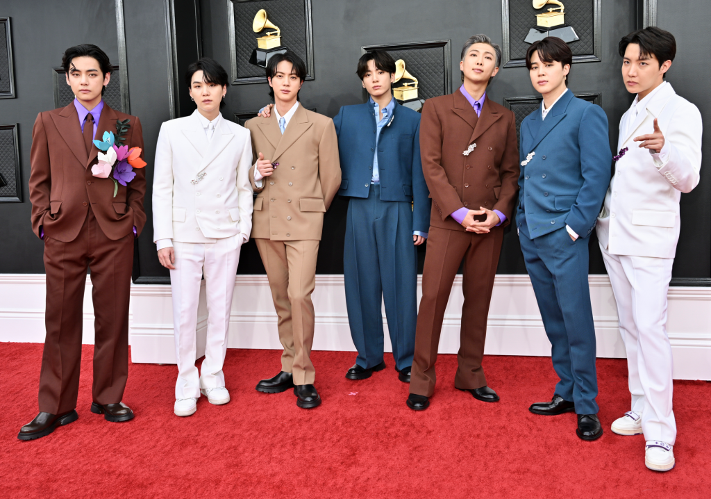 V BTS Ditangkap Merokok Di Belakang Pentas Grammy 2022 1 BF9 3065