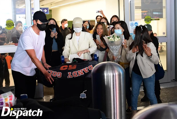 "Buat-Buat Je Lah Tak Kenal", Ramai Peminat Kesal Dengan 'Stalker' Hyun Bin Dan Son Ye Jin Di Los Angeles 3 Hyun Bin Son Ye Jin 1204221 1