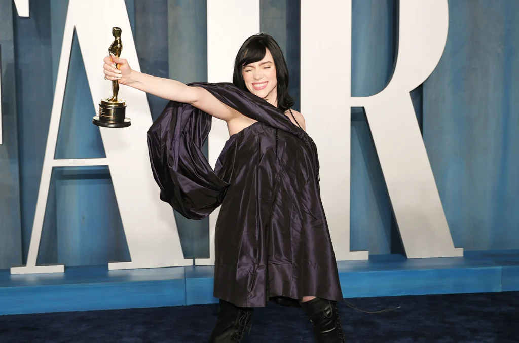 Billie Eilish Dapat Gelaran 'Pakaian Paling Buruk' Di Anugerah Oscar 2022, Ini Respon Billie Eilish 1 billie eilish vanity fair oscars party 2022 billboard 1548