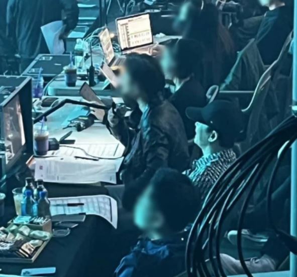 Orang Kuat YG Entertainment Ini Sekali Lagi Tarik Perhatian Di Konsert 1 cs