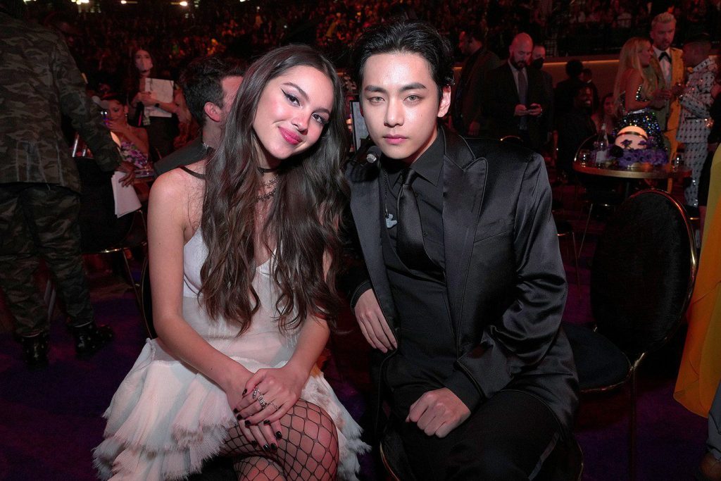 Kecoh Sedunia, Ini Rupanya Perkara Yang Dibisik V Ke Telinga Olivia Rodrigo Di Grammy 2 https hypebeast.com wp content blogs.dir 6 files 2022 04 bts v olivia rodrigo grammys performance butter flirt watch 2