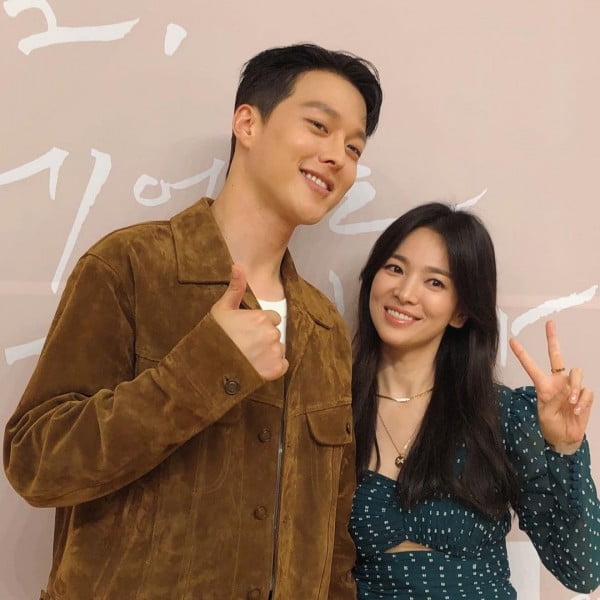 Sekali Lagi Cinta Lokasi? Song Hye Kyo Dikatakan Sedang Bercinta Dengan Jang Ki Yong 1 song hye kyo dan jang ki yong ungkap selfie bersama setelah sukses tayang perdananow we are breaking up drama raih rating baru yang mengesankan