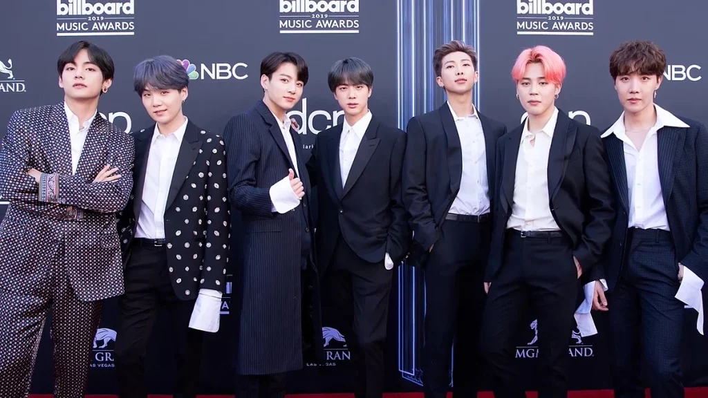 4 Artis Ini Tinggalkan Dunia K-POP, Kemudian Menjadi Cikgu Yoga, 'Streamer' Dewasa, Demi Menyara Diri? 1 BTS on the Billboard Music Awards red carpet 1 May 2019.jpg