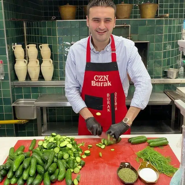 Badan Chef Turki Terkenal CZN Burak Semakin Kurus, Dilaporkan Sedang Menghidap Tumor Otak 1 kisahdunia.com 5fb1b8cc05c95c2a42cdb6e3a36fa488.jpg