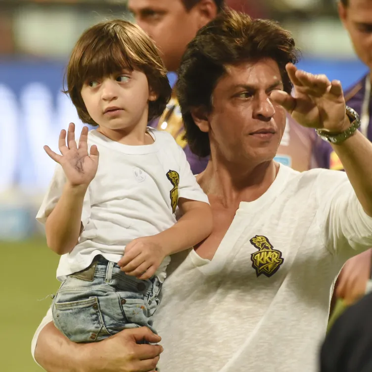 Shah Rukh Khan Rancang Untuk Satukan Anak Bongsunya Dengan Anak Sulung Kareena Kapoor 1 abram spotted