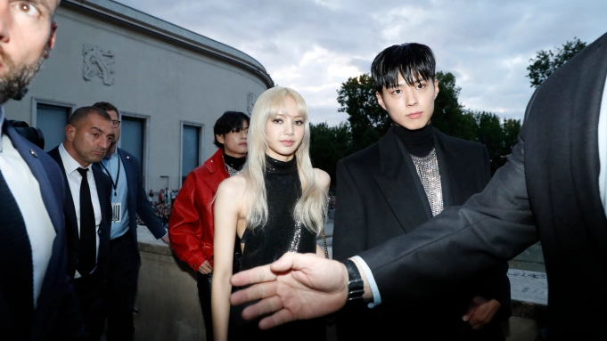 Park Bo Gum Mencairkan Hati Netizen Dengan Melakukan Tindakan Ini Kepada Lisa BLACKPINK 2 celine front row mens ss23 ars 13