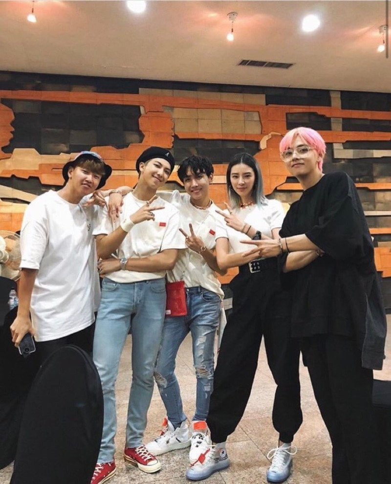 “Mereka Sering Kelihatan Bersama,” Apa Hubungan J-Hope Dengan Model Ini? 5 1659761133 dli4mhju0aaab5m 1