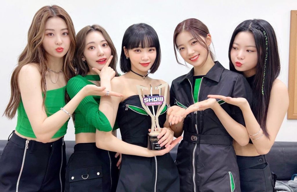 LE SSERAFIM Kantoi Akan Comeback Dengan Cara Yang Paling Kelakar Ini! 1 LE SSERAFIM reveal their official fandom name. Find out
