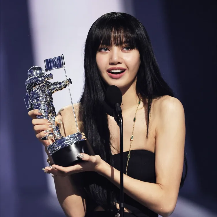Lisa BLACKPINK Cipta Tiga Rekod, Siap Masuk ‘Guinness World Records’! 1 lisa main 30