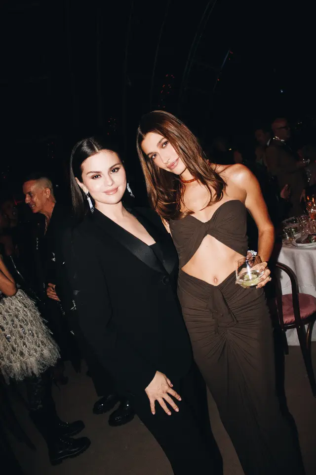 Selepas 4 Tahun Hailey Bieber Akhirnya Berbaik Dengan Selena Gomez? 1 selena gomez heiley bieber fued ends754