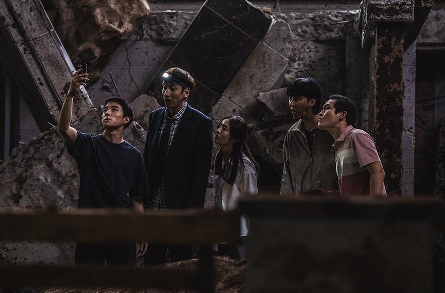 Extra Debaran Jika Anda Tonton 4 K-Filem Ini Di Waktu Malam, Ada Lee Kwang Soo! 5 sinkhole