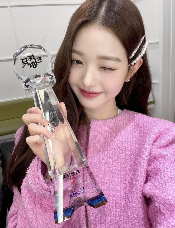 KBS Sendiri Punca IVE Jang Wonyoung Tinggalkan Kerjayanya Sebagai MC Di Music Bank? 2 ive wins 1st place on music bank without appearing on tv 33 crowns